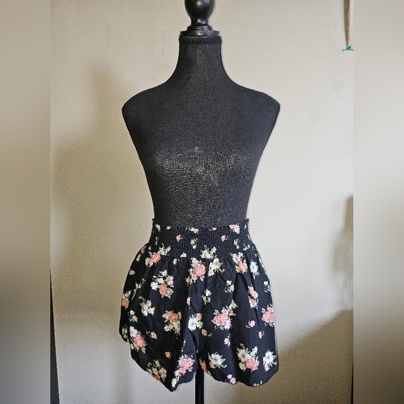 5 For $25✨️Hollister High Waist Bohemian Floral Black Shorts Size Small-Medium - Picture 1 of 6